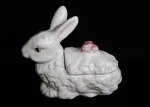 Lindo  bomboniere em formato de coelho em porcelana LUIZ SALVADOR. Medidas: 22x 10 x 18 cm.