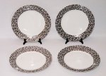 Jogo de 4 (quatro) pratos rasos de porcelana em exótico motivo de código de barras.Peça sem uso e em excelente estado.