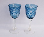 Par de belíssimas taças de vinho em vidro double color com ricos lapidados na cor azul turquesa. Medida 20 cm de altura.