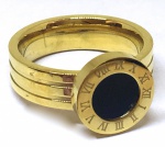Belissimo anel de aço inoxidável banhado em ouro, ao gosto BVLGARI,com esmaltado negro central e numerais romanos. Novo e sem uso. Aro : 18