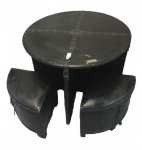 LIBERAL MARINI- conjunto de mesa e 4 pus com base de madeira e detalhes em couro. Os puffs se acomodam sob a mesa formando um belo efeito. Medindo 81 cm diam x 62 cm alt. No estado.