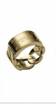 Elegante anel ao gosto MICHAEL KORS, em aço inoxidável banhado a ouro, estilo corrente com placa marcada com o nome da grife. Diâmetro interno 17,3 mm. Aro 17. Novo e sem uso! Maravilhoso!