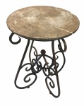 LIBERAL MARINI- Belíssima mesa de apoio de ferro forjado patinado no tom bronze, com tampo de granito negro, medindo 69 cm alt x 50 cm diam . Tampo possui trincado.