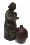ARTE POPULAR- Belíssima escultura de ceramica, reperesentando figura feminina, medindo  24 cm alt.