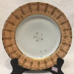 Belíssimo prato de coleção de porcelana francesa Ed. Honoré Paris, com decoração em ouro, medindo 22 cm diam. Desgastes na pintura.