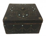 Belíssima caixa de madeira oriental, com incrustações e guarnicões em metal, forrada de tecido. No estado. Antiga. Medindo  19 x 19 x 10 cm alt.