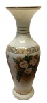 Imponente vaso de opalina com decoração floral e pintura em ouro, medindo 53,5 cm alt x 18 cm diam.