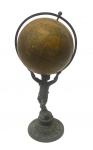 Magnífica escultura de  globo terrestre articulado,  com base de metal representando figura infantil, medindo 32 cm alt.