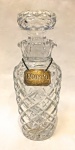 Elegante garrafa para vinho do porto de cristal europeu, possivelmente Baccarat medindo 24 cm alt. Acompanha plaquinha escrita PORTO de prata. Lindíssma!