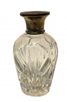 BACCARAT- lindíssimo perfumeiro europeu de cristal com tampa de prata contrastada (leão) e casco de tartaruga. Medindo 13 cm.