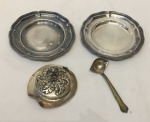 MISCELÂNEA- lote contendo 4 peças de metal espessurado a prata , 2 pratinhos medindo 12 cm diam, uma concha pequena para molho, uma tgampa com decoração vegetalista.