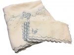Belíssima toalha de linho bordada no tom azul claro medindo 300 cm x 3,20 cm. Acompanha 12 guardanapos bordados.