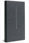 UM OLHAR SOBRE GIACOMETTI - Capa dura: 272 páginas. Editora: Cosac & Naify; Edição: 1ª (22 de março de 2012). Idioma: Português. Dimensões do produto: 23 x 13,4 x 2,2 cm. Peso: 522 g. Um olhar sobre Giacometti é um dos livros-chave da crítica de arte do século XX. Ao longo de 40 anos, o londrino David Sylvester (1924-2001), sempre citado entre os maiores pensadores da pintura, escultura e outras formas de arte, conhecido também pelas inúmeras exposições que organizou e pelo seminal Entrevistas com Francis Bacon (Cosac Naify), debruçou-se sobre a vida e obra de Alberto Giacometti, de quem foi secretário e amigo íntimo até sua morte, em 1961. Sua posição privilegiada (há mesmo um retrato seu pintado por Giacometti, de 1960) e olhar profundo e original, aliado a uma linguagem acessível, mas nunca isenta de estilo, tornou o livro não apenas a principal fonte de referência sobre o artista franco/suíço, como também sobre as questões fundamentais que envolvem o fazer arte, desenvolvidas, em boa parte, ao longo das centenas de conversas que tiveram no famoso ateliê de Giacometti em Paris. Da Cosac Naify ainda há, do mesmo autor, as formulações concisas e certeiras de Sobre arte moderna, compêndio de artigos e ensaios lançados ao longo de sua trajetória riquíssima e nada ortodoxa  entre outras coisas, Sylvester foi o único crítico a receber o Leão de Ouro da Bienal de Veneza, em 1993. Novo.