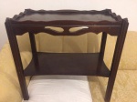 Bela mesa de apoio, de dois estágios, no estilo inglês, madeira nobre. Med. 60x34cm e 60cm de altura.