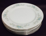 CHREE CROBOU - Belíssimo conjunto de 06 pratos rasos, de porcelana chinesa, com rica decoração de rosáceas e ramagens, bordas filetadas no tom prata. Med. 24cm de diàmetro, cada.