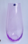 BOHEMIA - CZECH REPUBLIC -  Belíssimo vaso de fino cristal tcheco, de feitio canelado. Com selo e certificado da cristalerie. Med. 32cm de altura, 16cm de diâmetro. Perfeito estado.