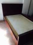 Belíssima cama de casal, de madeira nobre, folha de rádica, no estilo inglês. (Retirada Rua Sá Ferreira - Copacabana).