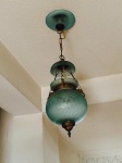 Bela lanterna de teto, em vidro opalinado, azul, lapidada. Metal dourado. Med. 63cm de altura. (Retirada Rua Sá Ferreira - Copacabana).