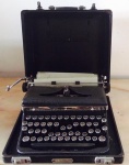 Antiga máquina de escrever ROYAL DELUXE. Emplacada com nome do antigo proprietário DR GUERRA BLESSMANN. (RETIRADA RUA SÁ FERREIRA - COPACABANA).