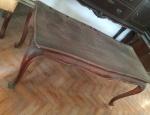 Mesa para frente de sofá, madeira nobre, estilo chipandelle. No estado, pé quebrado. Med. 110x47cm e 52xcm de altura. (Retirada Rua Sá Ferreira - Copacabana).