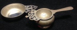 Antigo coador de chá, de metal dourado, estilo indiano.