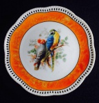 BAVÁRIA - COLEÇÃO - Belo prato para coleção, de porcelana alemã, galeria vazada, galeria central decorada com cena de pássaros. Med. 17cm de diâmetro. Selo da manufatura no verso.
