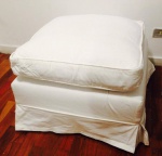 Confortável pufe para sala de estar, forrado por capa de brim branca, removível, o que facilita na limpeza. Med. 75x75cm