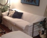 Belíssimo sofá inglês, de três lugares, estofado em tecido brocado, acompanha capa de brim branca. Vide fotos extras. Sofá em perfeito estado. Med. 200x85cm
