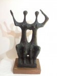 BRUNO GIORGI, 1905 - 1993 - "SOMBRAS", Escultura em bronze, assinada, apoiada sobre base de madeira, emplacada B. GIORGI. Med. Total: 19x36cm e 65cm de altura.