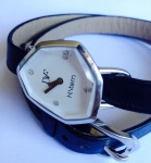 H STERN - Excepcional relógio feminino, da relojoaria H STERN,  com pulseira de couro, de duas voltas, vidro de cristal lapidado.