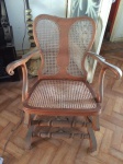 Bela cadeira de balanço, de madeira nobre e palhinha, no estilo inglês. (Retirada Rua Sá Ferreira - Copacabana).