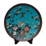 Grande medalhão em cloisonet chinês do século XIX com rica decoração de pássaros, peonias, folhas e arbustos. Borda em bronze recortada em acantos século XIX. Diametro: 61,0 cm