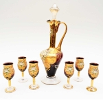 Conjunto de licoreira e 6 copos em vidro veneziano na cor ametista com rica decoração a ouro e pintura floral. Altura: 33,5 cm (licoreira)