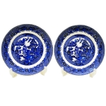 Par de pratos em faiança inglesa `WILLOW THOMAS HUGHER & SON`, decoração `azul pombinho`. Diametro: 22,3 cm