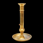 Castiçal estilo inglês em bronze com regulagem para vela. Altura: 29,0 cm