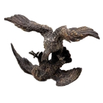 Grupo escultórico em bronze austríaco representando briga de águias. Meds: 9,0 cm x 12,0 cm