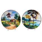Par de medalhões em faiança da manufatura Tasca com bela pintura de paisagem com casa. Diametro: 36,0 cm