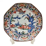 Raríssimo prato em porcelana chinesa da dinastia Ming, século XVI / XVII em formato octagonal decorado com reservas de flores na borda e grande reserva circular central com paisagem com personagens, periodo `WANLI` (1573 / 1619 ). Diametro: 26,0 cm