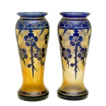 Par de vasos Art Nouveau em vidro acidado, translúcido em tom levemente ambar com flores, faixa e frisos em overlay azul, cerca 1900. Altura: 25,0 cm