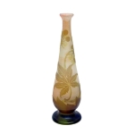 GALLÉ, ÉMILE - Vaso soulifleur em pasta de vidro soprada e moldada, gravado a ácido e ornamentado com ramos, folhas e frutos. Altura: 23,5 cm