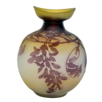 GALLÉ, ÉMILE - Vaso em pasta de vidro soprada e moldada, gravado a ácido e ornamentado com flores, folhas e ramos, borda em forma de NAU. Meds: 22,5 cm x 17,5 cm