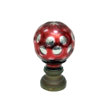 Pinha em cristal francês Baccarat com overlay vermelho corpo globular lapidado com esferas e interior espelhado, século XIX. Altura: 13,0 cm