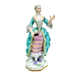 Escultura em porcelana alemã de Meissen representando dama em trajes de gala, século XIX. Altura: 19,0 cm