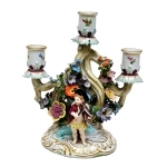 Candelabro / grupo escultórico em porcelana alemã de Meissen, braços em elementos fitomorfos com rica aplicação de flores em relevo com casal de anjos, século XIX . Meds: 20,5 cm x 19,0 cm
