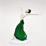 Escultura Art Decó em porcelana alemã representando bailarina semi nua. Meds: 25,0 cm x 19,0 cm