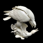 Grupo escultórico em porcelana alemã ` ELFENBEIN`, Volkstedt representando falcão caçando pato. Meds: 23,5 cm x 30,0 cm