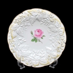 Prato em porcelana alemã de Meissen com relevo de folhas e flores com pintura de rosa ao centro. Diametro: 25,0 cm
