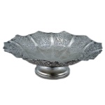 Fruteira de ´pé baixo em metal espessurado à prata com reservas vazadas e centro lavrado. Meds: 9,0 cm x 28,0 cm