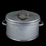 Panela refrataria em metal espessurado à prata da manufatura  St. James. Meds: 15,0 cm x 24,0 cm