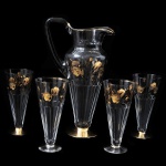 Conjunto de jarra e 4 copos em fino cristal francês com aplicação de folhas gravadas à ouro e base dourada. Altura: 33,4 cm (jarra)